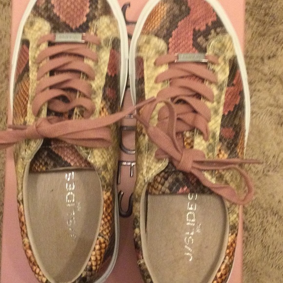 ❤️PRETTY❤️LACEE SNEAKERS - Picture 5 of 10